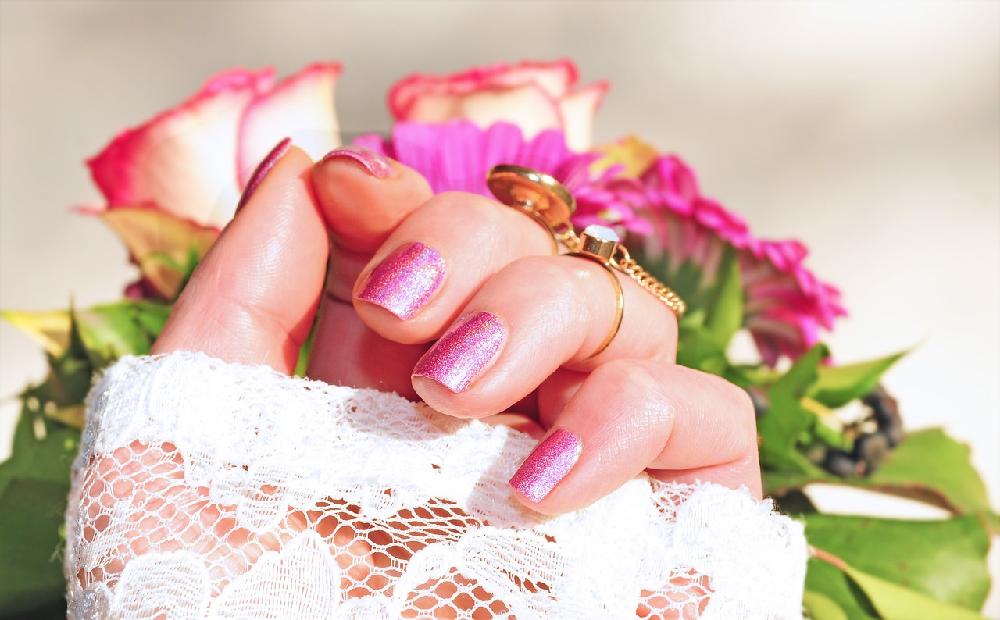 Manicure tytanowy. Co to jest i czym różni się od hybrydy?